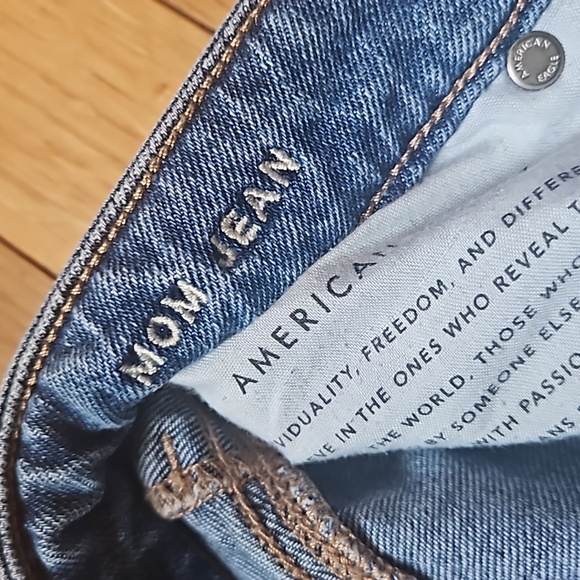 AEO Sz00 Distressed Mom Jean - Picture 3 of 6